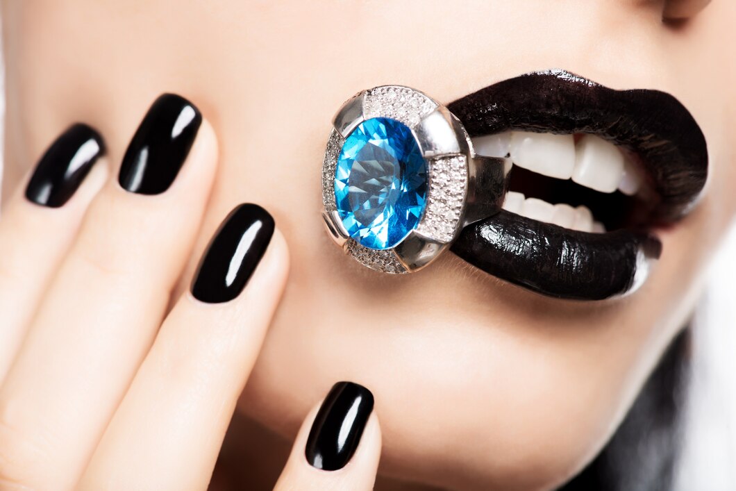 Jak wybrać doskonały pierścionek z błyszczącymi kamieniami?