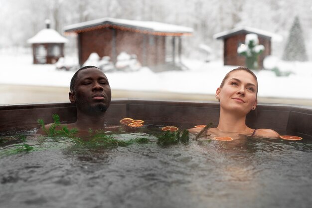 Korzyści zdrowotne i relaksacyjne wynikające z regularnego korzystania z balii ogrodowych z jacuzzi