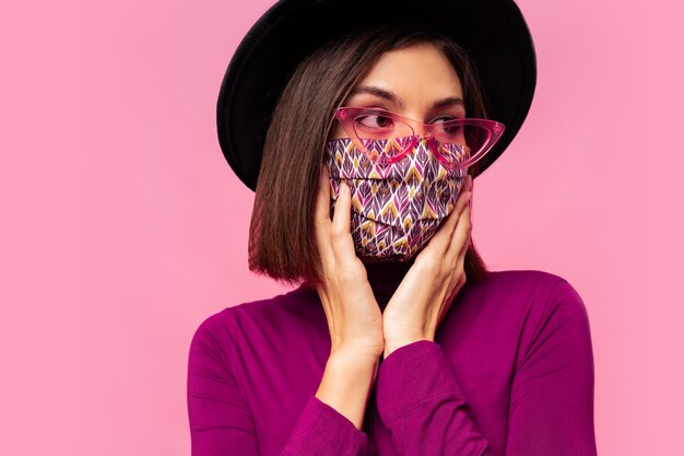 Moda jako forma wyrazu: Odkryj siebie na nowo poprzez stylizacje i makijaż