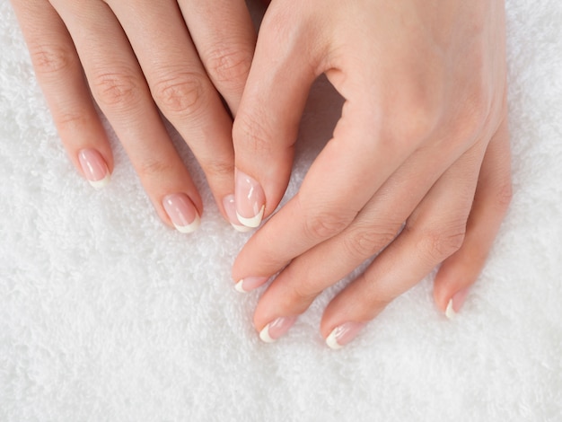 Jak naturalnie wzmocnić paznokcie, aby były zdrowe i piękne?