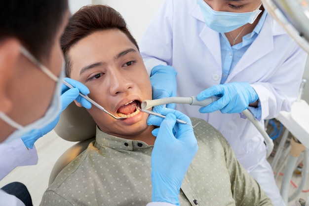 Jakie są najważniejsze korzyści z regularnych wizyt u dentysty?