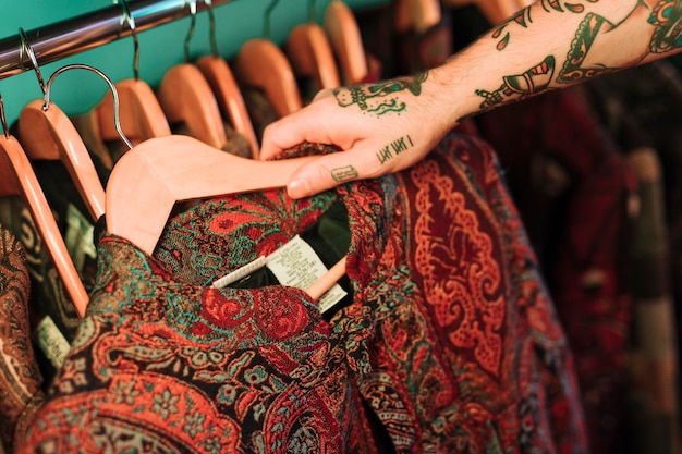 Jak moda vintage może wzbogacić Twoją garderobę i podkreślić indywidualny styl